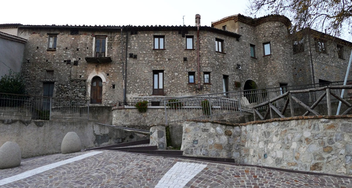 https://www.cuorebasilicata.it/wp-content/uploads/2019/01/castello_marsicovetere-1200x640.jpg