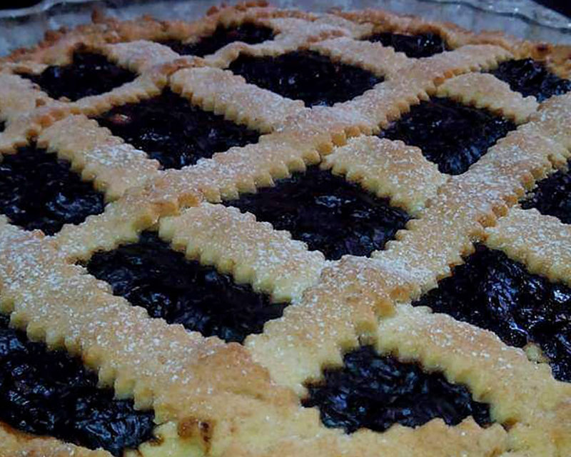 https://www.cuorebasilicata.it/wp-content/uploads/2020/01/crostata-al-sanguinaccio-800x640.jpg