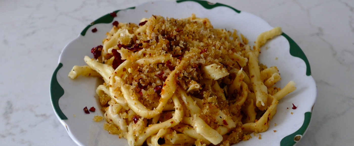 Ferricelli con mollica di pane, peperoni cruschi e noci