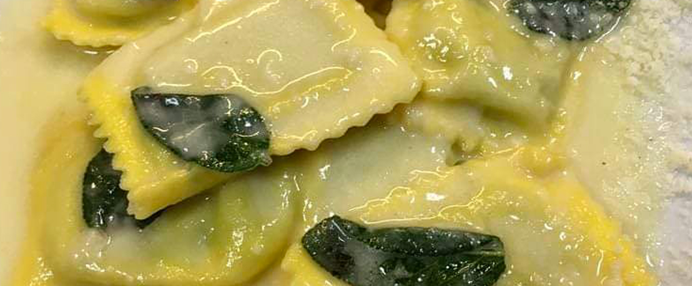 Ravioli con ricotta e tartufo nero alla crema di burro e salvia