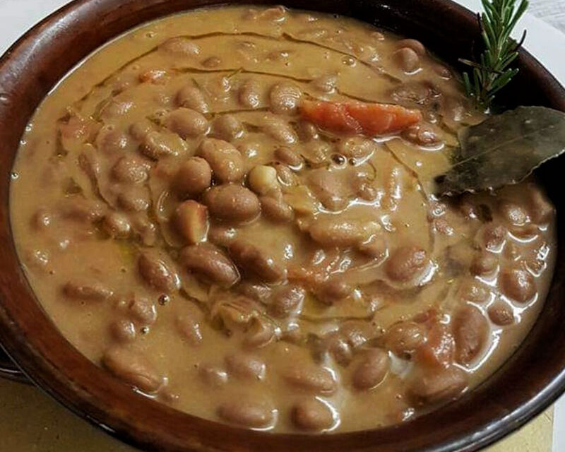 https://www.cuorebasilicata.it/wp-content/uploads/2020/12/zuppa-fagioli-cotti-in-pignata-800x904-1-800x640.jpg