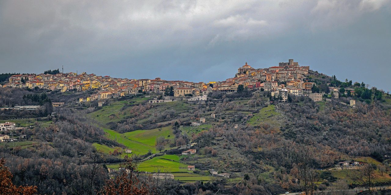 https://www.cuorebasilicata.it/wp-content/uploads/2025/05/Chiesa_Matrice_e_Castello_nel_paesaggio-Moliterno_-Giacomo-Silvano-1280x640.jpg